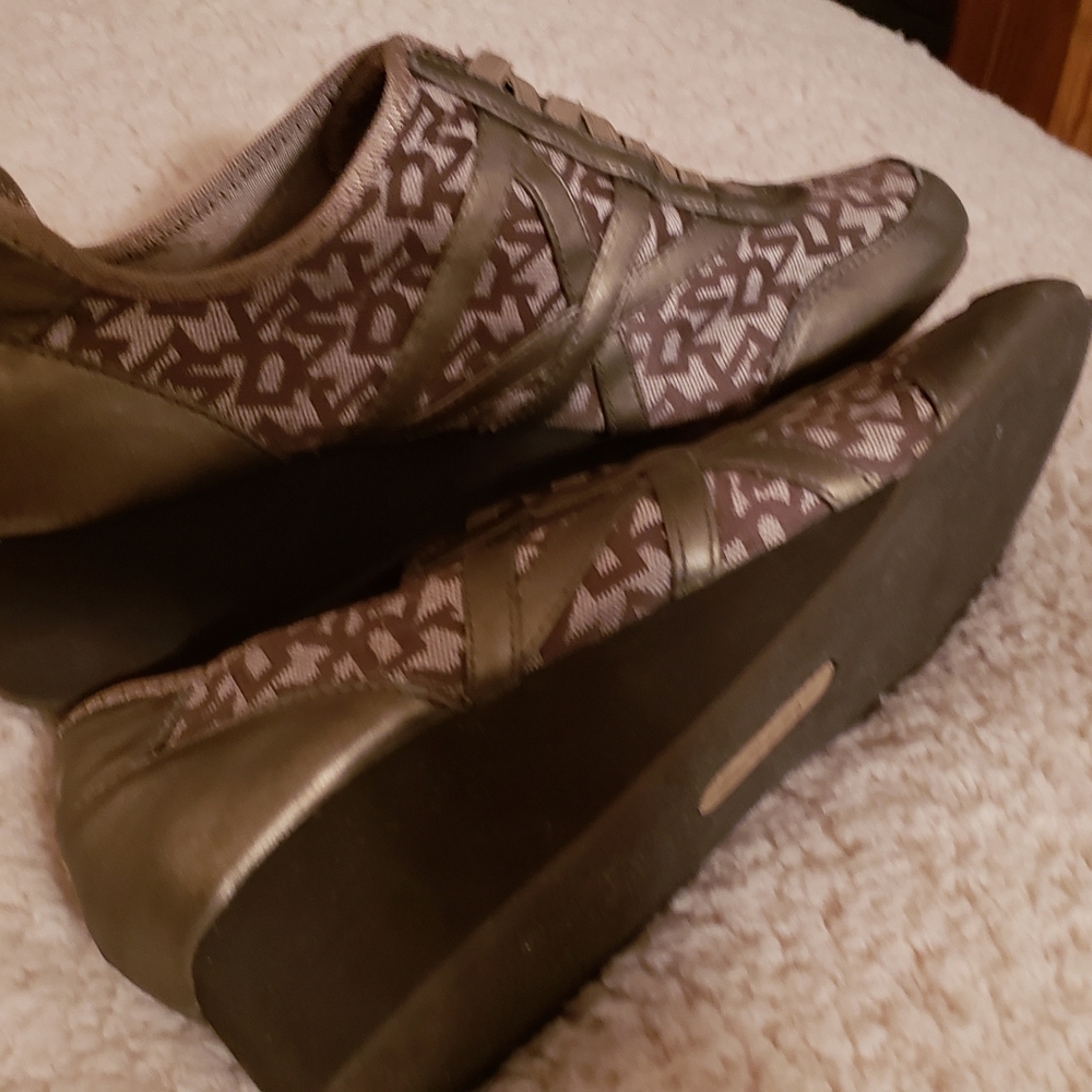 Shoes - Picture 2 of 4